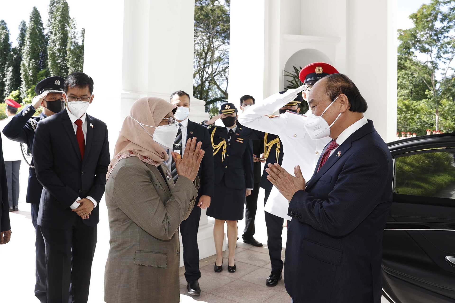 Cérémonie d’accueil du président Nguyên Xuân Phuc à Singapour